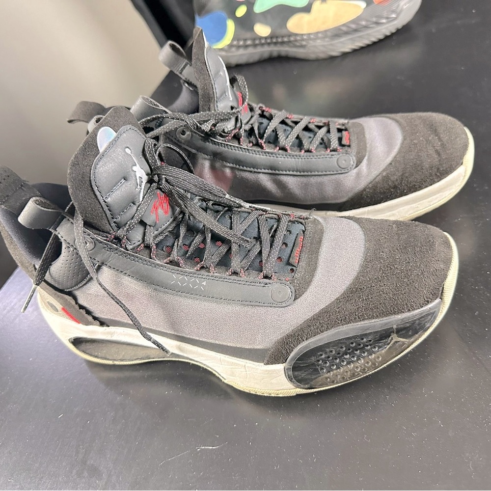 Basketball shoes